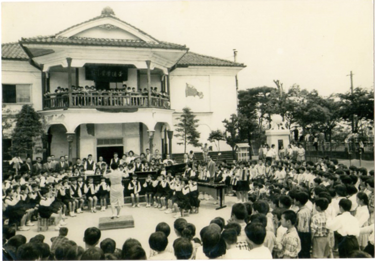 Kinto elementary school performing